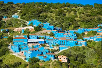 Ngôi làng “Xì Trum” ở Tây Ban Nha xanh ngắt cả trời