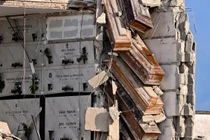 Hàng chục chiếc quan tài treo lơ lửng vì tòa nhà bị sập