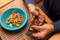 2 món thảo dược dễ tìm trị chứng đau vai gáy, tê tay 