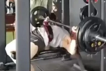 Trung Quốc: Thanh niên thiệt mạng khi tập với tạ 100kg