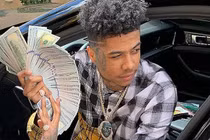 Bất thình lình tiền từ trên trời rơi xuống như mưa, đám đông tranh nhau nhặt