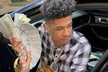 Bất thình lình tiền từ trên trời rơi xuống như mưa, đám đông tranh nhau nhặt