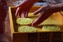 Tận mắt quy trình làm bánh Trung thu của tiệm bánh 160 năm tuổi