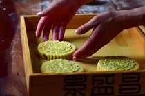 Tận mắt quy trình làm bánh Trung thu của tiệm bánh 160 năm tuổi