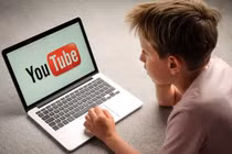 Học clip trên MXH, bé trai treo cổ suýt chết: Cha mẹ còn nhờ Youtube “trông con“?