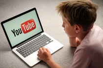 Học clip trên MXH, bé trai treo cổ suýt chết: Cha mẹ còn nhờ Youtube “trông con“?