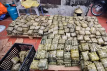 Cách bảo quản bánh chưng tránh ôi thiu khi chuyển tới vùng lũ miền Trung