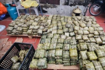 Cách bảo quản bánh chưng tránh ôi thiu khi chuyển tới vùng lũ miền Trung