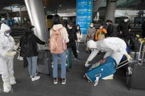 Một người Hàn Quốc phát hiện nhiễm COVID-19 khi vừa về nước, Bình Dương cách ly 42 F