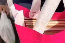 Ông bố Trung Quốc mang 20 sổ đỏ đi tìm vợ cho con trai