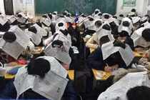 Muôn kiểu chống gian lận thi cử bá đạo khiến bạn “cười té ghế”