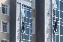 “Người hùng” cứu bé gái 3 tuổi lơ lửng ở cửa sổ tầng 8