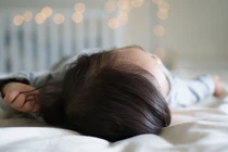 Bé gái 7 tuổi dậy thì sớm vì thói quen ngủ bật đèn 