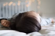 Bé gái 7 tuổi dậy thì sớm vì thói quen ngủ bật đèn 