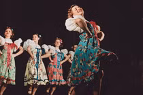 “Đắm mình” trong các điệu múa truyền thống của Liên Xô