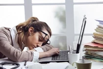 3 kiểu ngủ trưa không khác gì “tự sát”, 90% dân văn phòng đều mắc phải