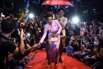 Mặc đồ giống Hoàng hậu Thái Lan, cô gái bị phạt 2 năm tù