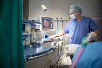 Bác sĩ bệnh hoạn xâm hại sản phụ ngay trên bàn sinh mổ