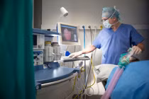 Bác sĩ bệnh hoạn xâm hại sản phụ ngay trên bàn sinh mổ