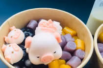 Tò mò loại chè heo tắm tiên đang gây sốt giới ăn vặt