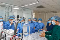 Hé lộ sức khỏe cặp song sinh dính liền sau một tuần mổ tách 