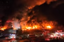 Đoàn tàu hỏa trật bánh gây đám cháy lớn dữ dội tại Mỹ