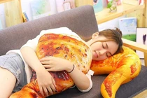 Những chiếc gối ôm hình đồ ăn y như thật tới mức khó tin