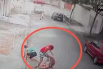 Nể phục người đàn ông giải cứu bé trai bị chó Pitbull cắn