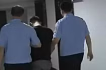 Chồng trốn dưới gầm giường 8 tiếng rình vợ ngoại tình và cái kết thảm