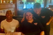 Cô nhân viên phục vụ “bỗng” được khách lạ boa 70 triệu đồng