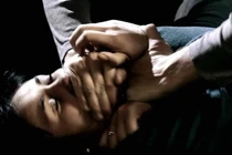 Người phụ nữ ngủ cạnh chồng vẫn bị người lạ xâm hại