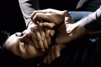 Người phụ nữ ngủ cạnh chồng vẫn bị người lạ xâm hại