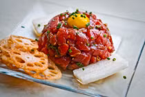 Kinh dị đặc sản thịt sống trên TG, Việt Nam cũng góp...