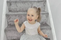 Mắc bệnh lạ, bé gái 3 tuổi thích ăn tường và kính