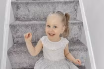 Mắc bệnh lạ, bé gái 3 tuổi thích ăn tường và kính