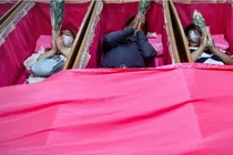 Kỳ lạ nghi lễ nằm trong quan tài đón năm mới ở Thái Lan