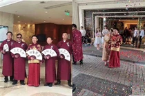 Dân mạng xôn xao trước đám cưới cô dâu 26 và chú rể 62 tuổi