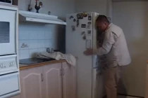 Thấy tiếng động sau tủ lạnh, chủ nhà phát hiện cảnh tượng kinh hãi