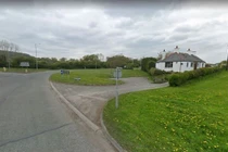 Gia đình không chịu rời nhà sống giữa bùng binh suốt 40 năm