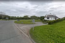 Gia đình không chịu rời nhà sống giữa bùng binh suốt 40 năm