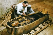 'Khoảnh khắc vàng' lúc mở quan tài vua Tutankhamun
