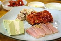 Kinh hoàng món ăn có mùi toilet nhưng cực hút khách ở Hàn Quốc