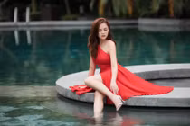 “Tiểu tam” trơ trẽn trong phim Lửa Ấm ngoài đời ăn mặc cực gợi cảm