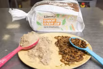 Kinh ngạc loại bánh mì làm từ hàng trăm con dế