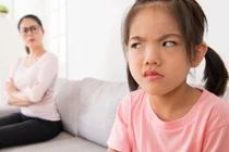 Làm gì khi con gái tuyệt thực vì không được mua điện thoại 30 triệu?