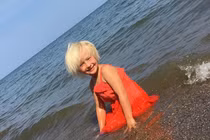 Căn bệnh lạ khiến cô bé có mái tóc dựng đứng