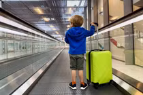 Lên nhầm chuyến bay, bé 6 tuổi đến nơi cách nhà bà 270km