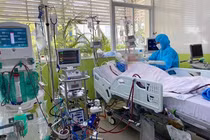 Phi công người Anh mắc COVID-19 có dấu hiệu tỉnh, tiến triển tri giác