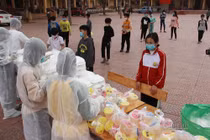 Trẻ nhỏ bị vào khu cách ly COVID-19, hàng loạt bảo mẫu tự nguyện vào chăm sóc