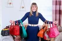 Quý bà sắm 362 chiếc túi xách để mỗi ngày thay một chiếc